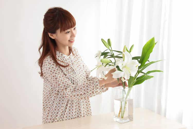 Ragazza innaffia le piante.