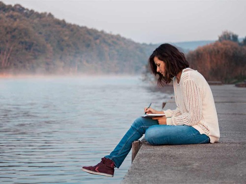 Ragazza che scrive.