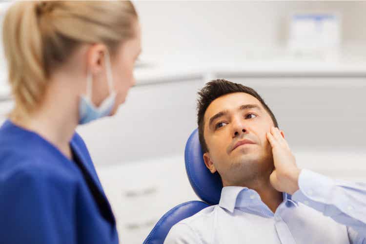 Dentista visita ragazzo con denti impattati.