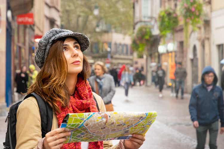 Ragazza viaggiatrice all'estero.