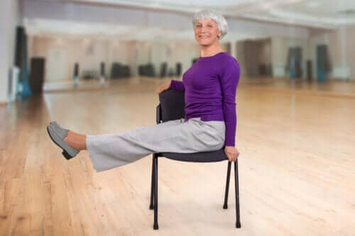 Yoga con la sedia per gli anziani: esercizi e benefici