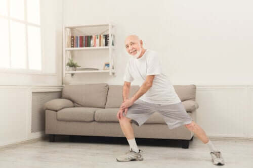 Esercizi per gli over 70 da fare a casa