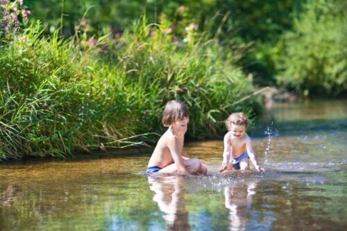 Bambini che giocano nel fiume.