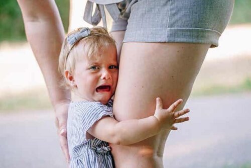 Bambina che piange.