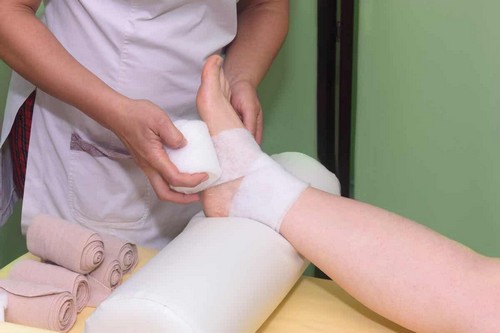 Bendaggio compressivo al piede.