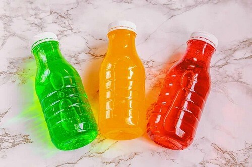 Bottigliette colorate con bevande ipertoniche.