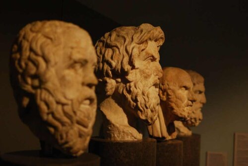 Stature di filosofi greci.