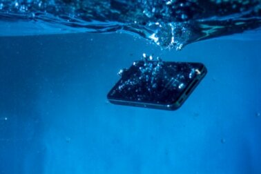 Salvare un cellulare bagnato: 5 trucchi