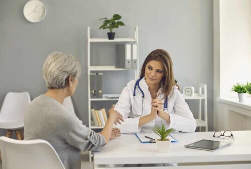 Donna a colloquio con un medico.