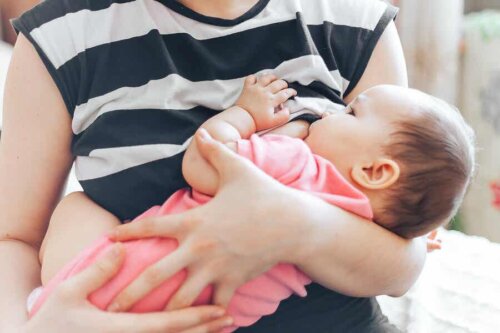 Donna allatta il bambino.