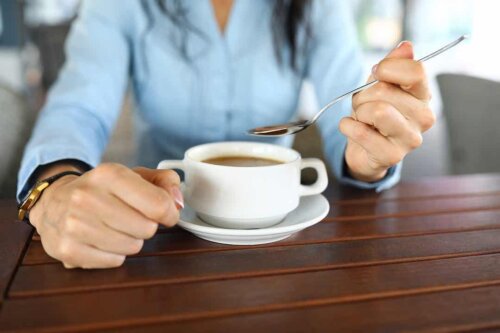 Donna che consuma una zuppa.