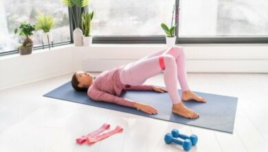 Esercizi con gli elastici per rafforzare gli addominali