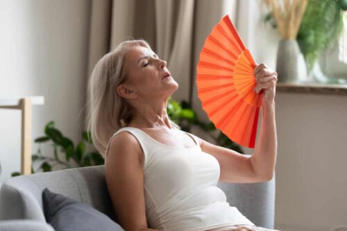 Menopausa e ipertensione: donna con vampate di calore.