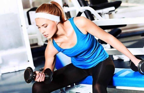 Donna che solleva dei pesi.