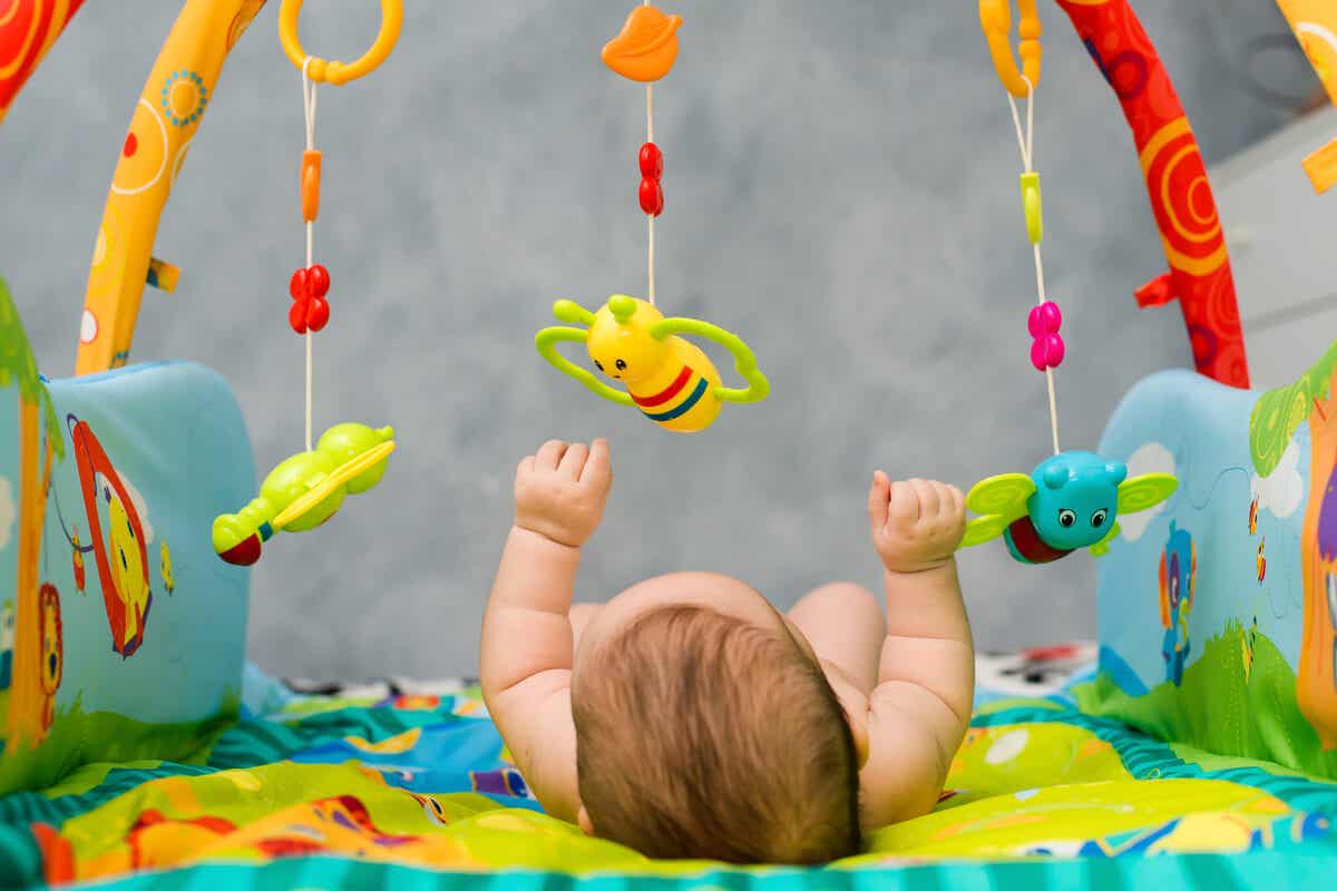 Giostrina per stimolare la vista del neonato.