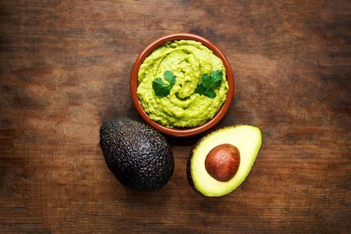 Ciotola di guacamole con avocado.