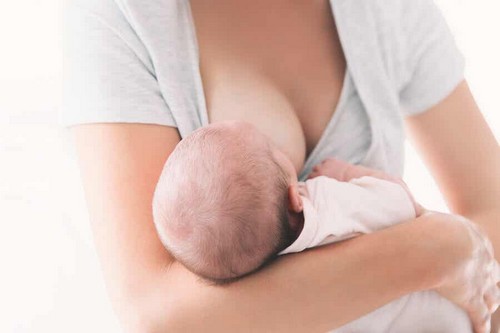 Mamma allatta al seno il piccolo.