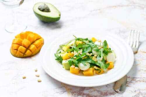 Insalata di mango e avocado.