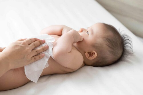Lavare un bambino piccolo.