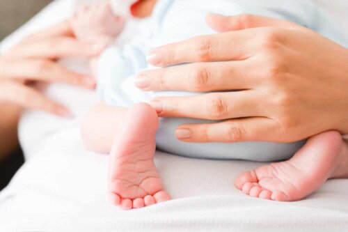 Madre che tiene in braccio un neonato.