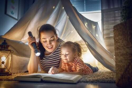 Mamma e figlia leggono insieme.