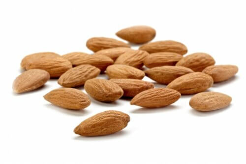 Mandorle su fondo bianco.