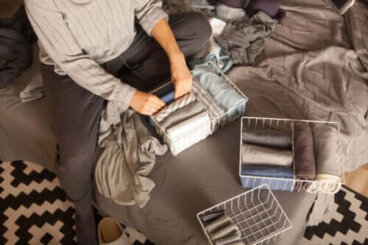 Decluttering: 6 capi da eliminare subito dall'armadio
