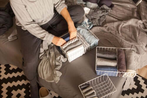 Decluttering: 6 capi da eliminare subito dall'armadio