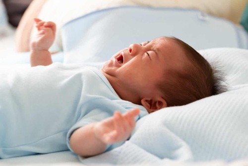 Neonato che piange.