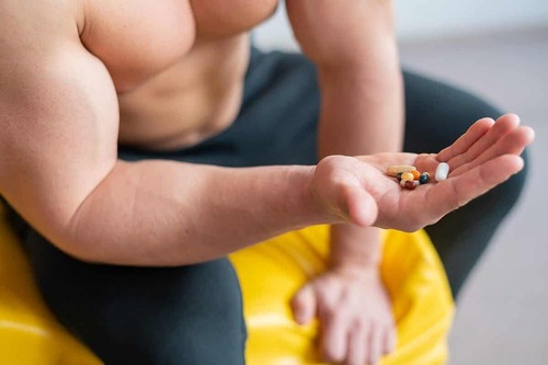 Uomo con pillole di doping.