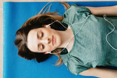 Studiare con o senza musica: ragazza che ascolta musica.