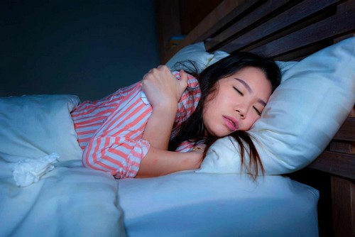 Ragazza dorme in posizione supina.