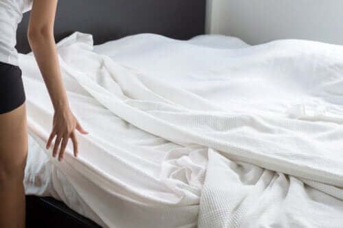 Come evitare che le lenzuola scivolino via dal letto