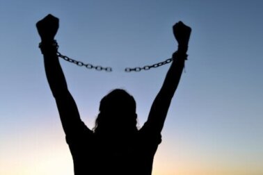 Praticare il distacco emotivo: 5 consigli