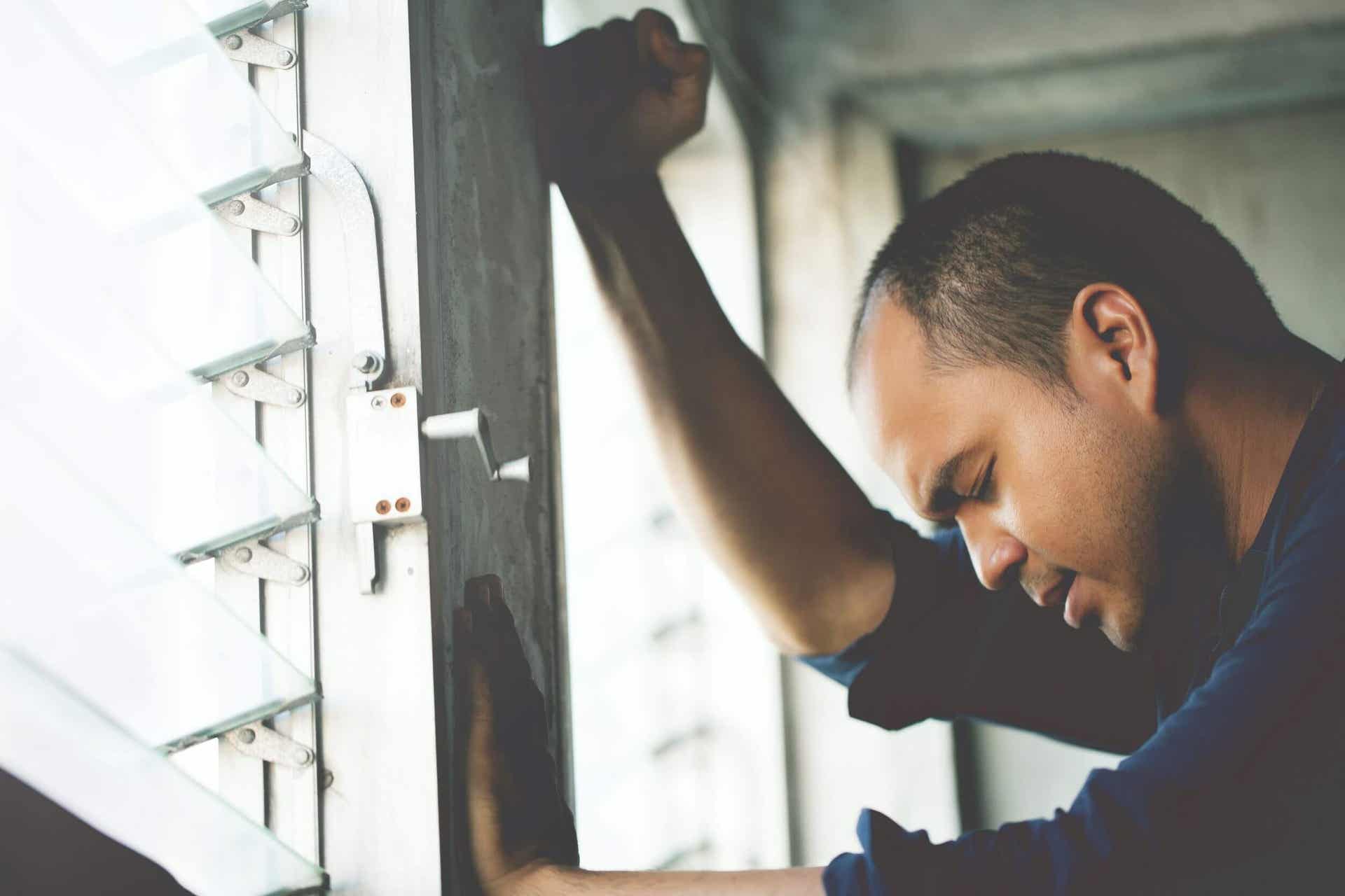 Uomo frustrato a seguito di un infortunio.