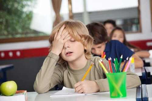 Bambino stanco a scuola.