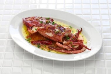 Calamari alla piastra con aglio e prezzemolo