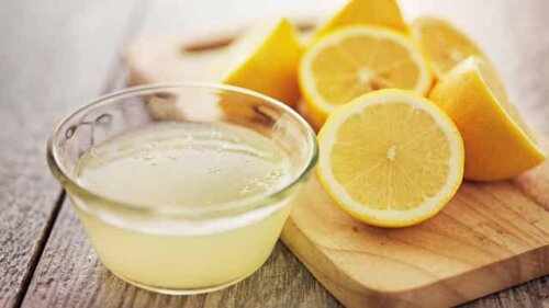 Lavare i piatti a mano con il succo di limone.