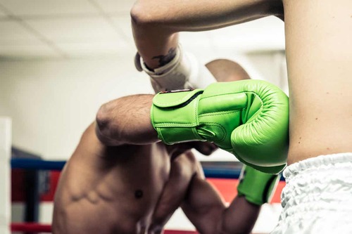 Alcuni sport violenti, come la boxe favoriscono in traumi dentali.