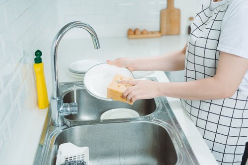 Lavare i piatti a mano: regole ed errori da evitare