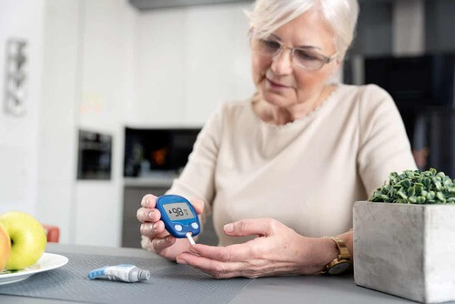 Donna che si misura il diabete.