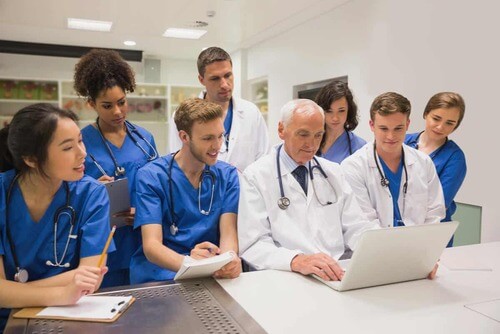 Donare il corpo a una equipe di medici.