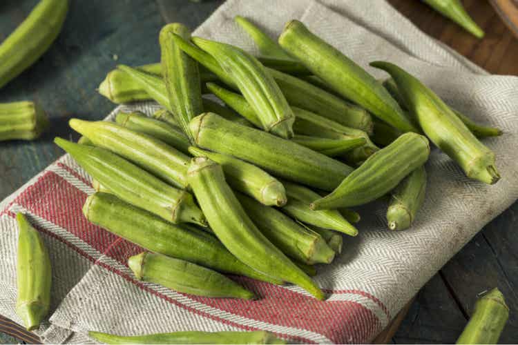 Piatto di gombo o okra crudo.