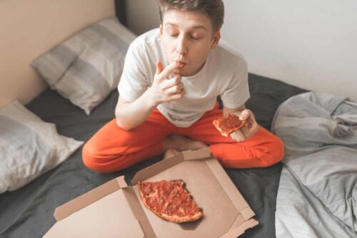 Mangiare una pizza sul letto.