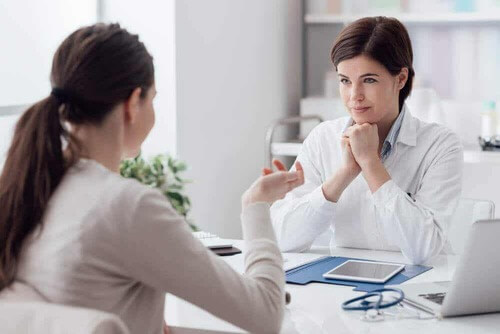 Donna che va dal medico.