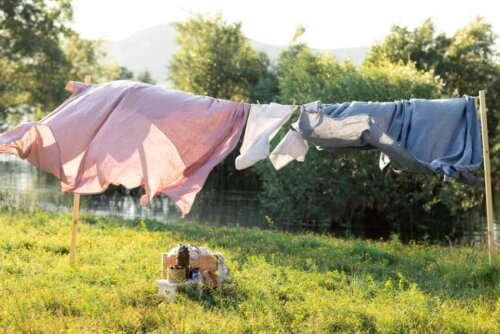 Far asciugare velocemente il bucato all'aria aperta.