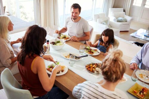 Famiglia riunita a tavola.