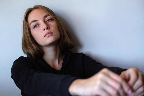 Ragazza appoggiata al muro.