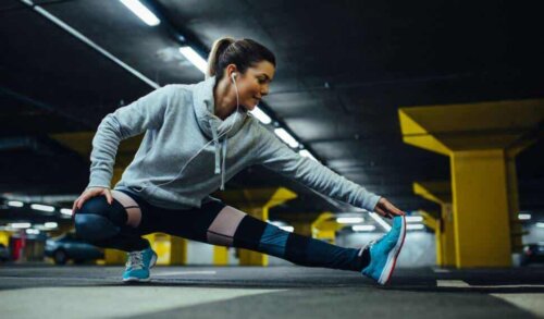 Prevenire le lesioni sportive: ragazza che fa stretching.