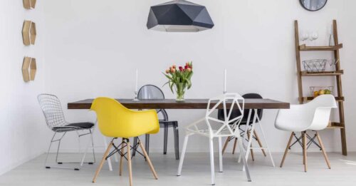 Tavolo della sala da pranzo con sedie differenti.